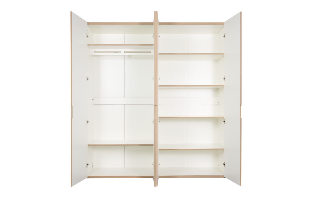 Offener, weißer Tojo Schrank mit Einlegeböden und Kleiderstange, ideal als Anbaumodul für mehr Stauraum.