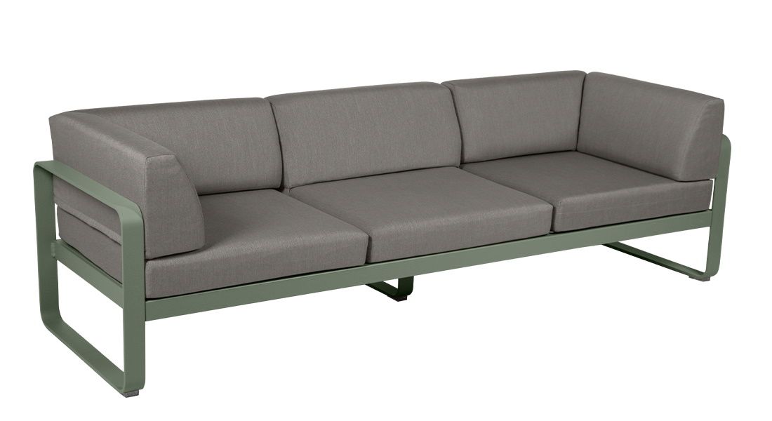 Bellevie Outdoor Sofa von Fermob, 3-Sitzer Gartensofa mit grauen Kissen und grünem Aluminiumrahmen, moderne Terrassenmöbel.