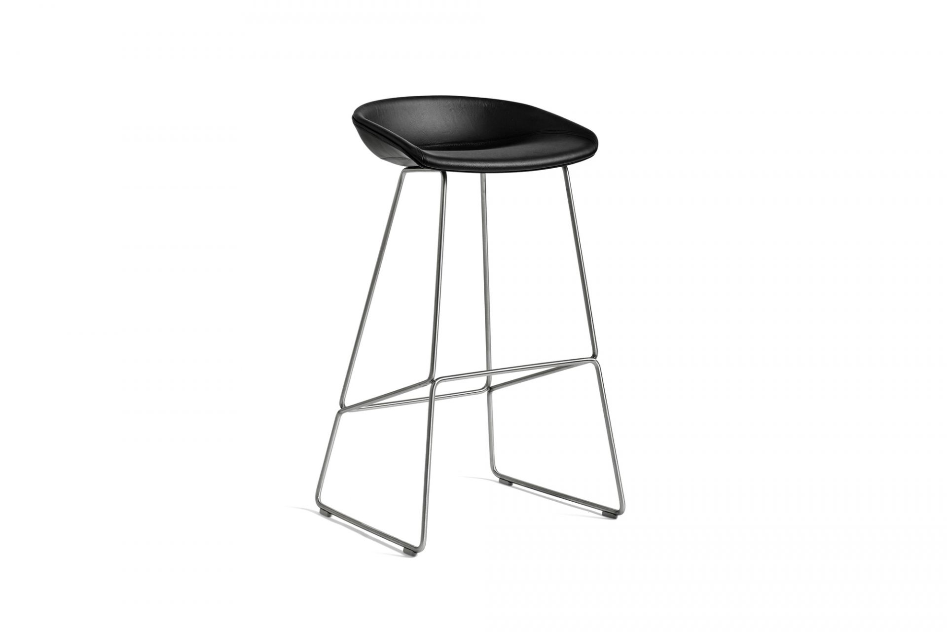 Schwarzer About a Stool AAS 39 Barhocker von Hay mit Stahlgestell und Vollpolster.