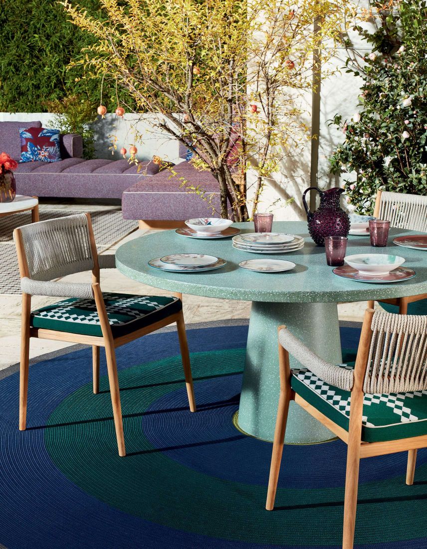 Cassina Esstisch "Dine Out Table" mit Terrazzo-Platte in Weiß-Gelb, Outdoor-Möbel für Garten und Terrasse.