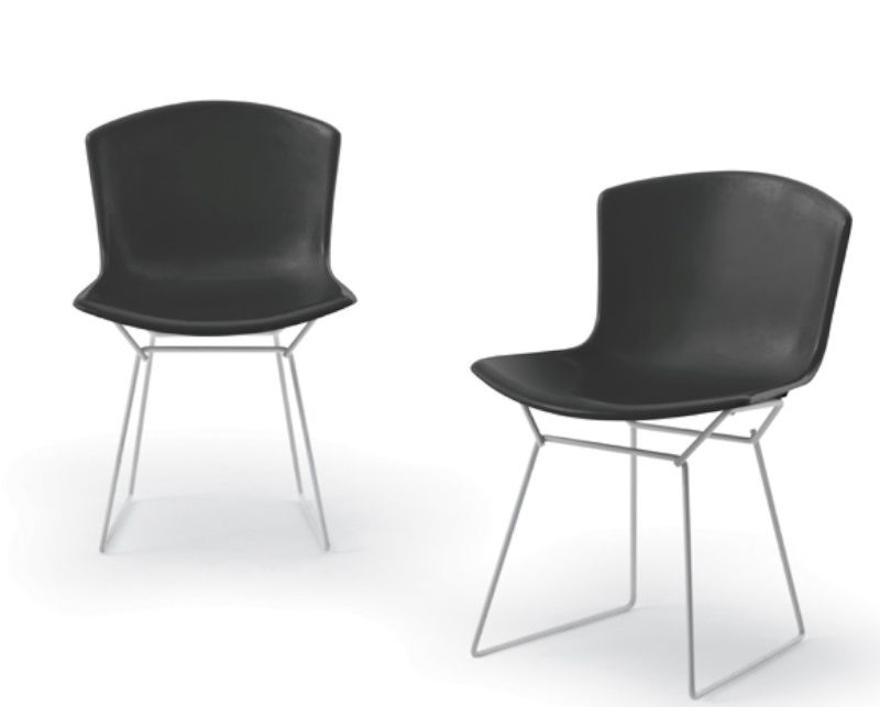 Zwei Bertoia Plastic Side Chairs von Knoll International, schwarze Sitzschale mit filigranem, silberfarbenem Drahtgestell.