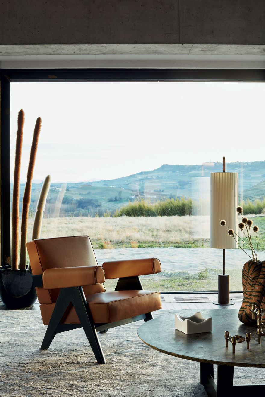 Brauner 053 Capitol Complex Armchair Sessel von Cassina vor Panoramafenster mit Blick in die Natur.