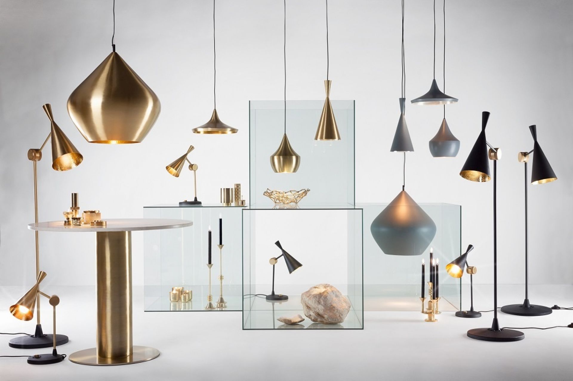 Produktfoto: Tom Dixon Beat Leuchten Kollektion mit Pendelleuchten und Stehlampen in Gold, Schwarz und Grau.