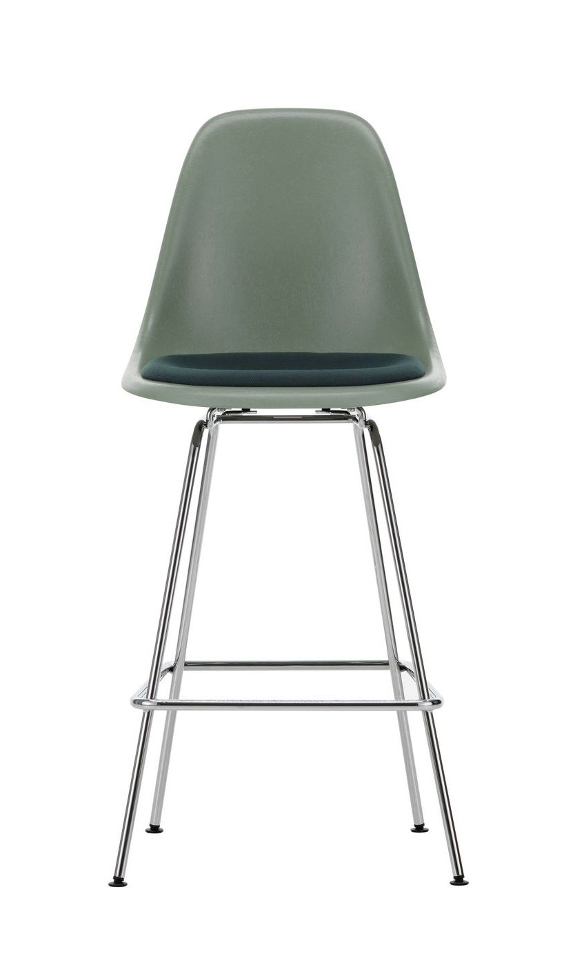 Eames Fiberglass Barhocker mit Sitzpolster von Vitra, graue Sitzschale und verchromtes Gestell.