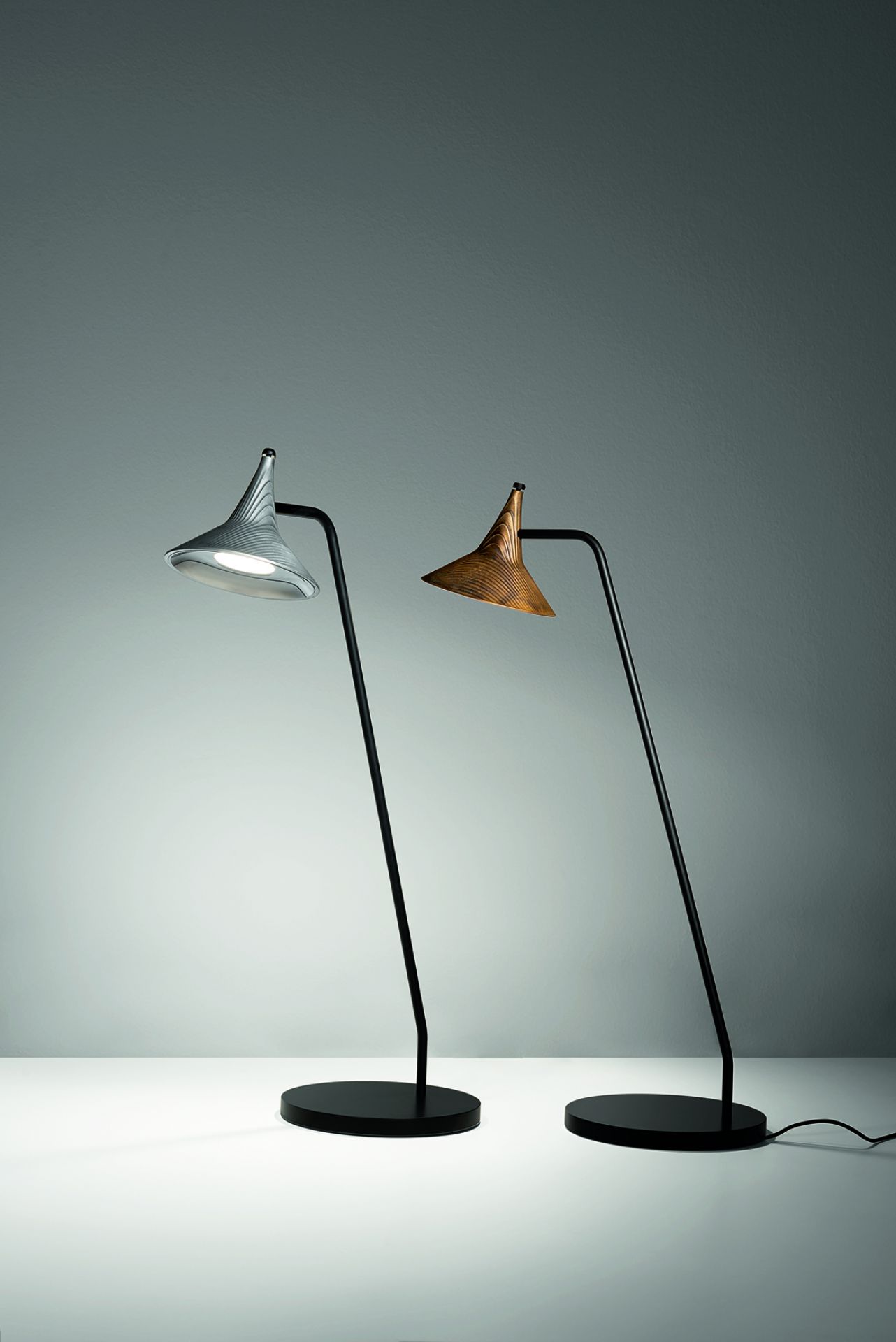 Zwei Artemide Unterlinden Tischleuchten in Silber und Holz mit schwarzem Fuß und Gestell.