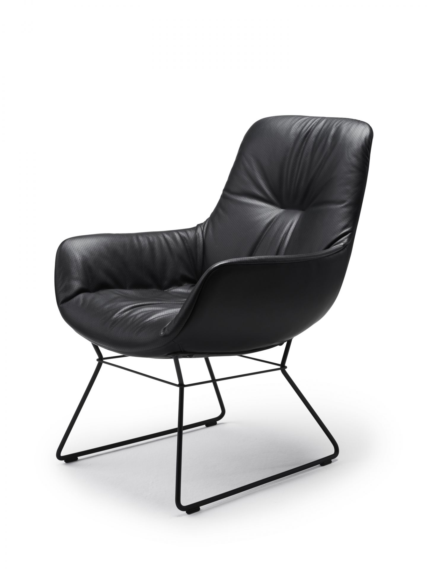 Schwarzer Leya Cocktail Sessel von Freifrau Manufaktur mit Lederbezug und filigranem Metallgestell.