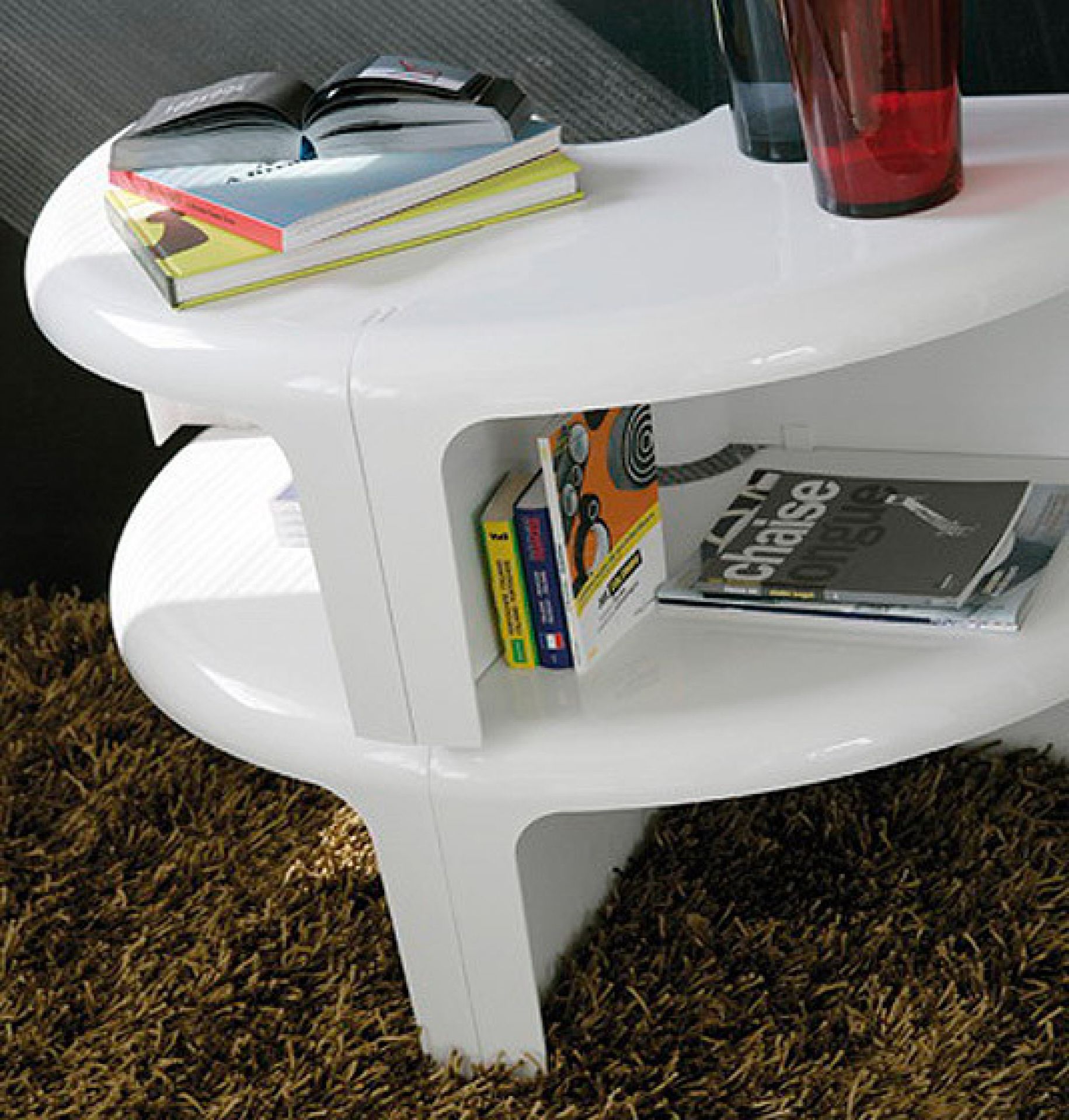 Weißer 4/4 Kaffeetisch mit Ablageflächen, genutzt als Bücherregal. Modernes Design für Wohnzimmer.