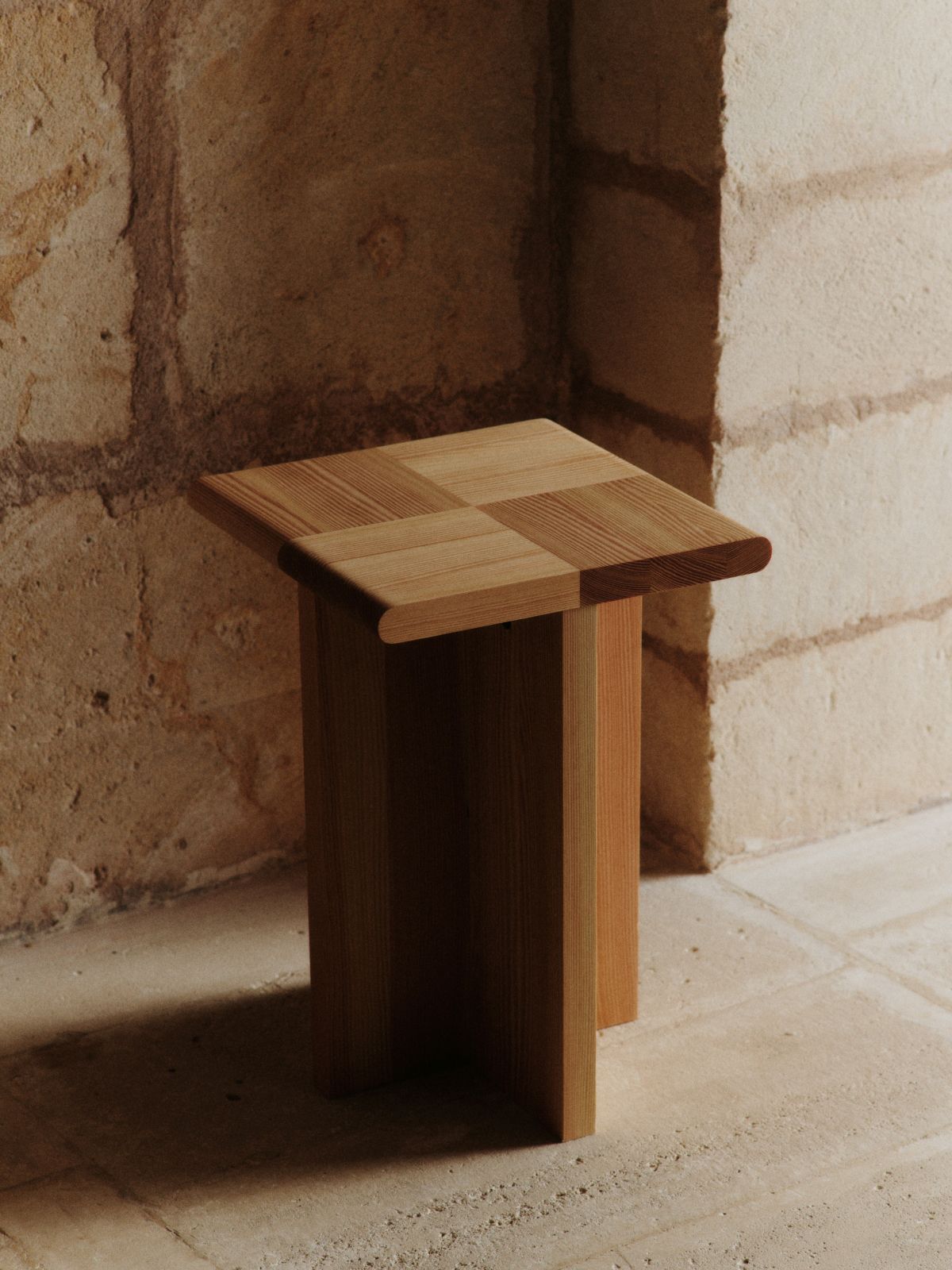 Quadratischer Sala Piece Beistelltisch von Ferm Living aus hellem Holz, modernes Design.