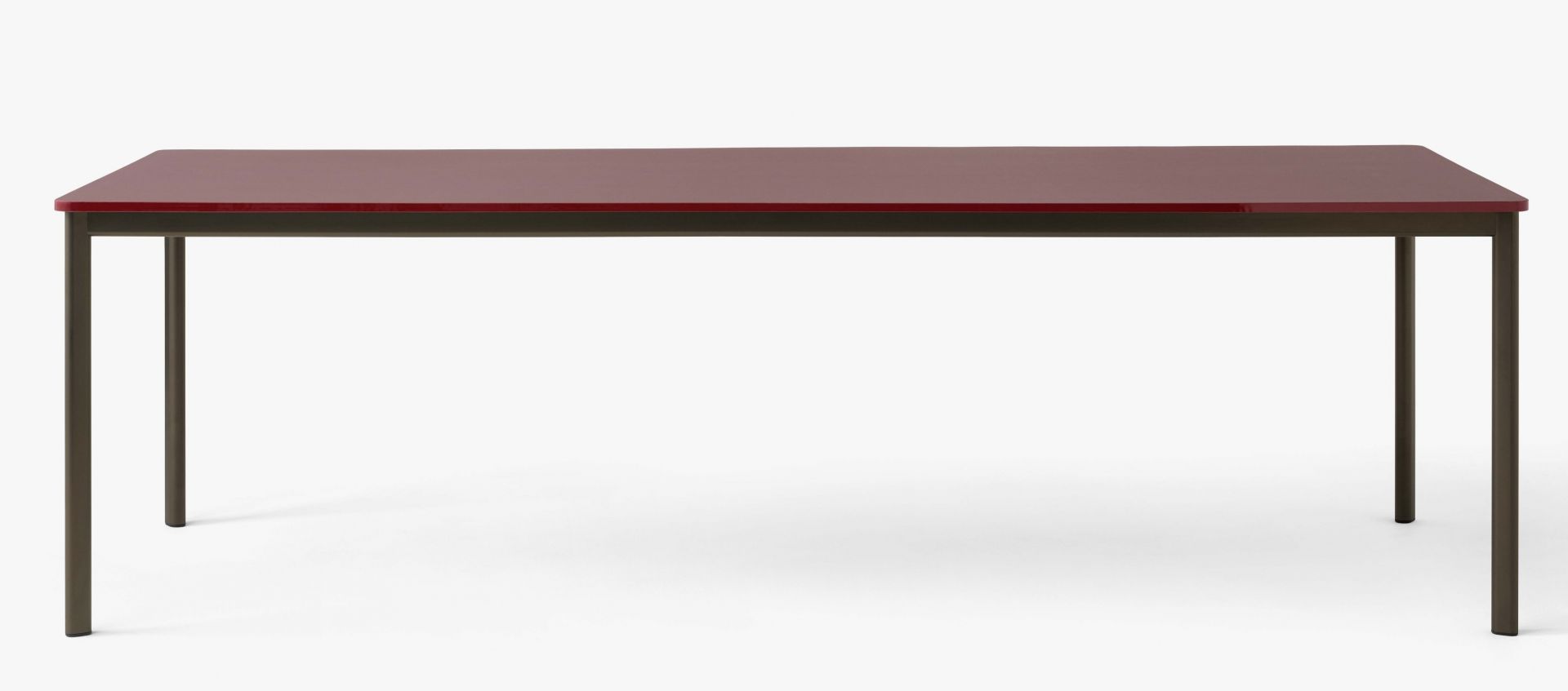 AndTradition Drip Table HW58 mit bordeauxroter Tischplatte und dunkelbraunem Metallgestell, Frontansicht.