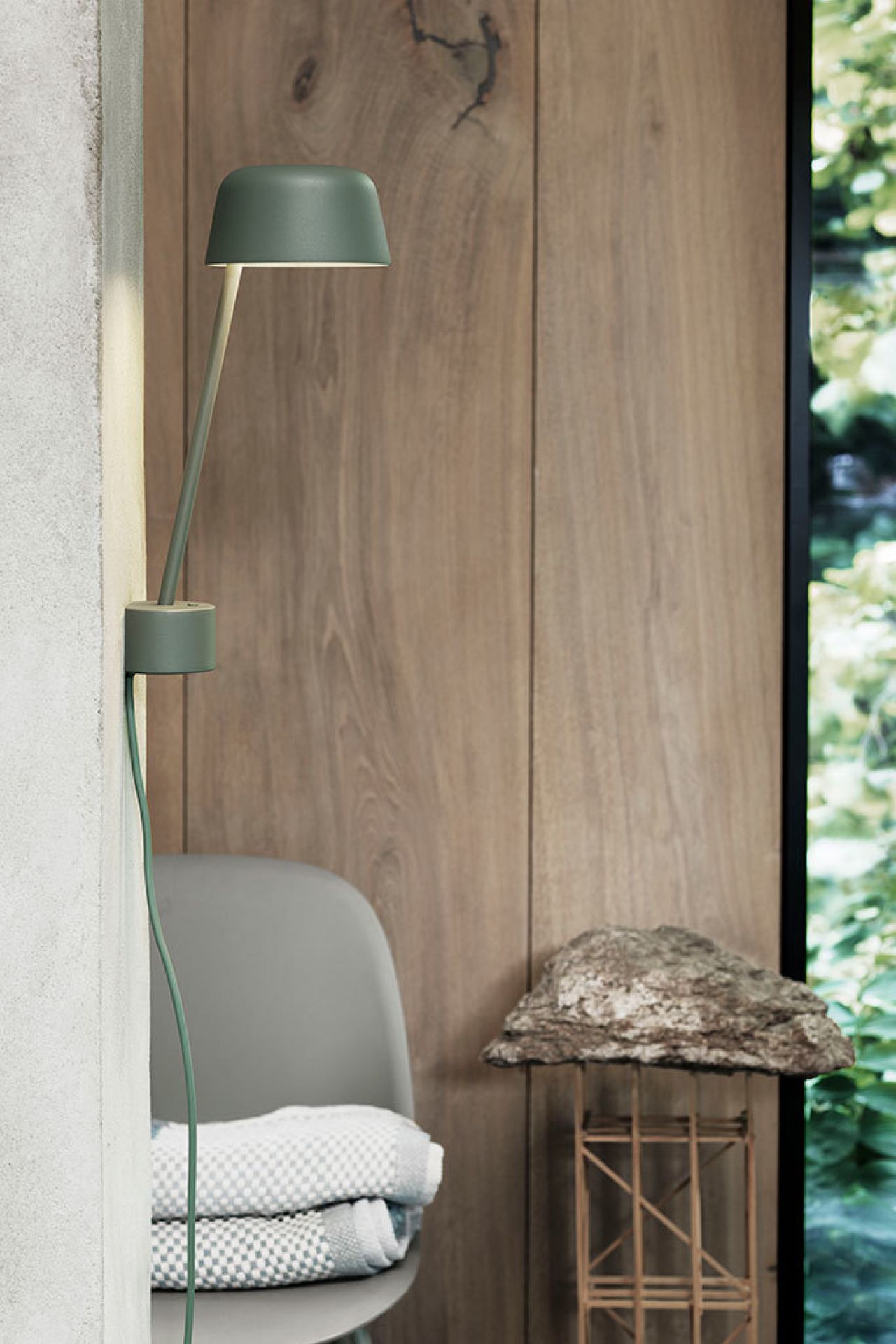 Grauer Fiber Side Chair von Muuto mit Holzgestell und grüner Wandlampe im modernen Interieur.