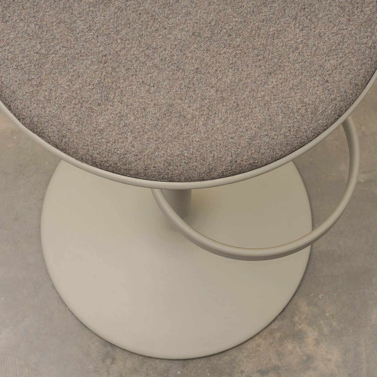 Detailaufnahme von oben: Hula BQ2795 Barhocker Andreu World mit Stoffbezug und Fußstütze in Beige.