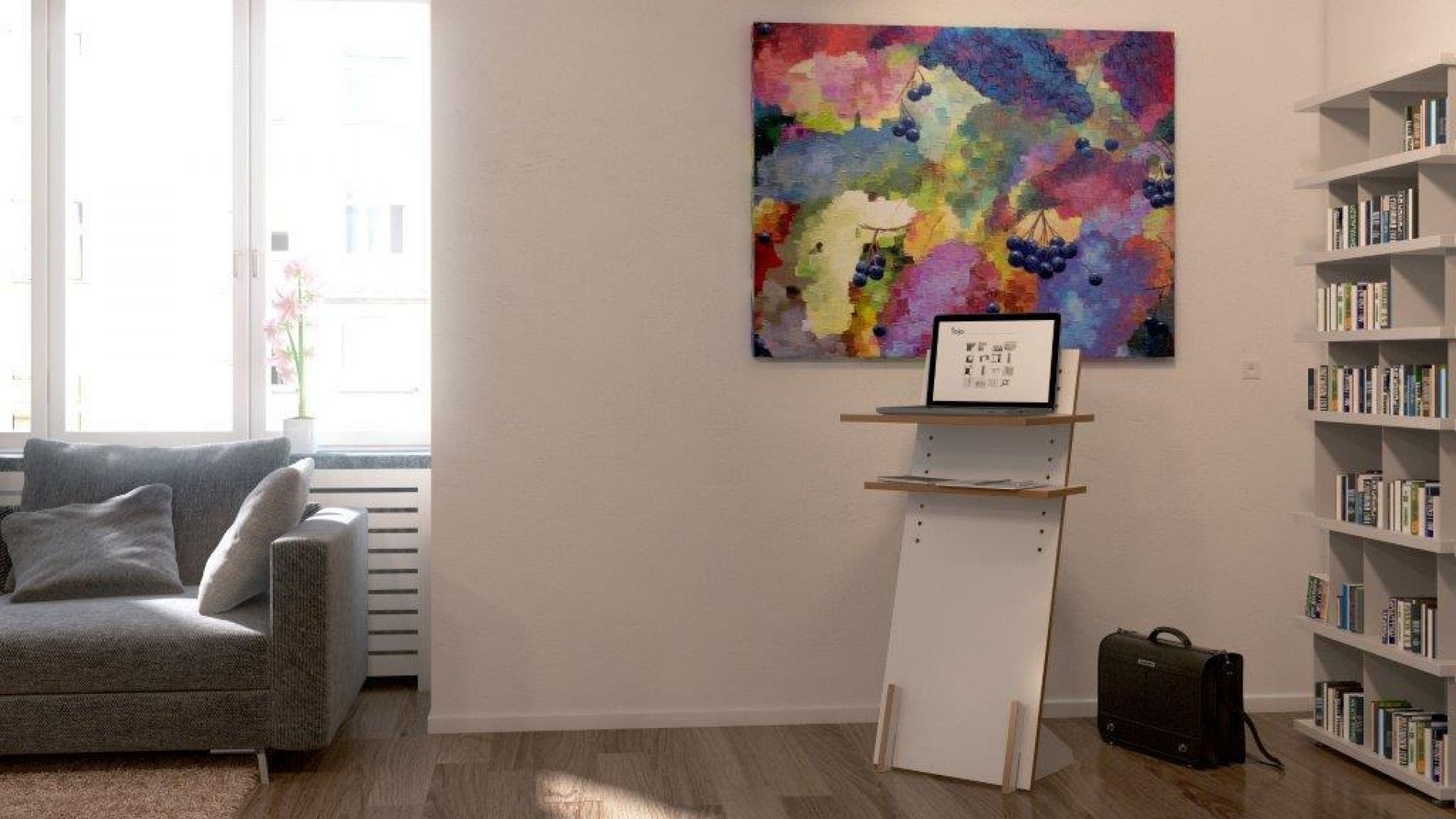 Tojo Stehpult im Wohnzimmer mit Laptop, Aktentasche und Bücherregal für ergonomisches Arbeiten.