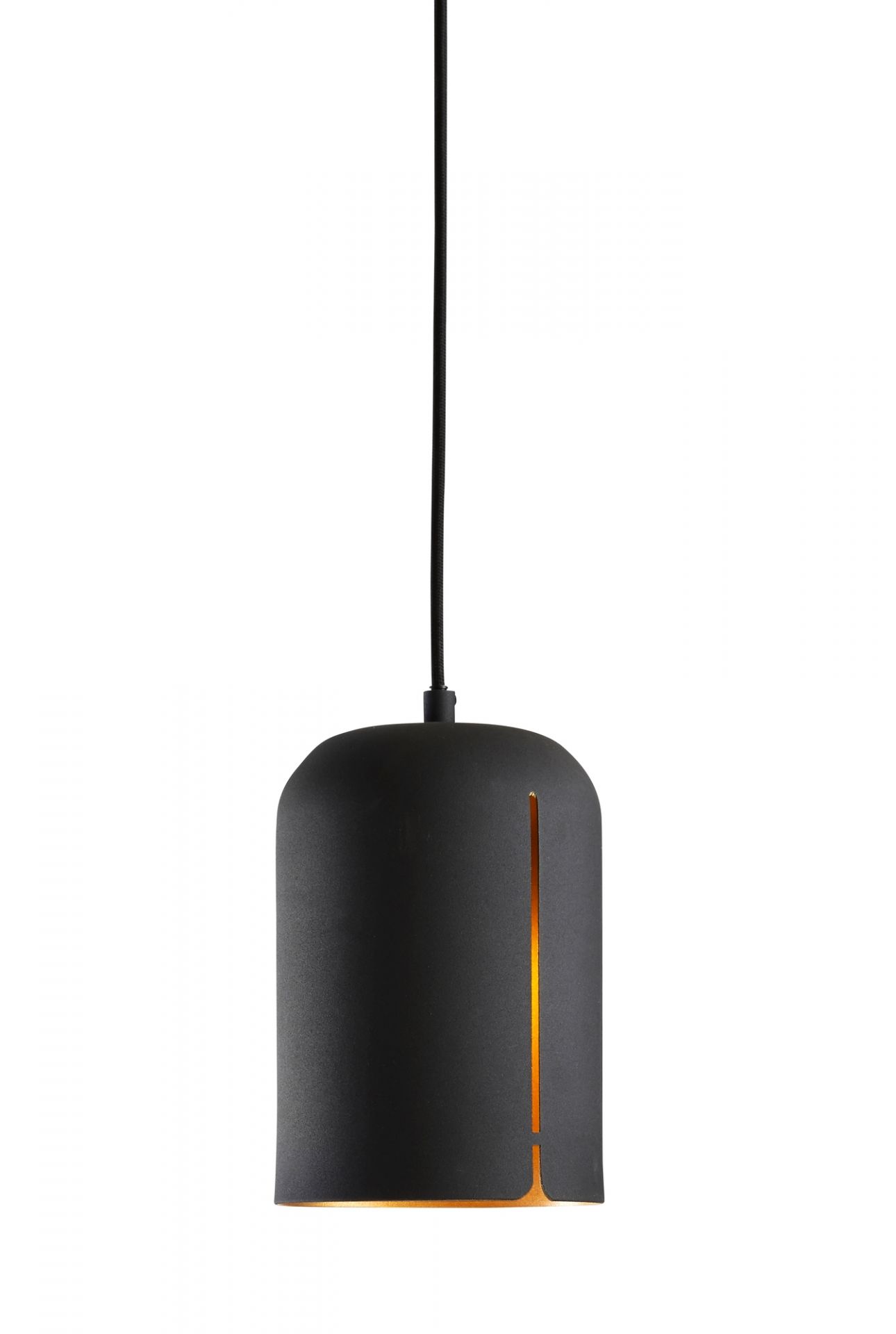 Schwarze Gap Pendelleuchte von Woud, minimalistische Hängelampe mit Schlitz für indirektes Licht.