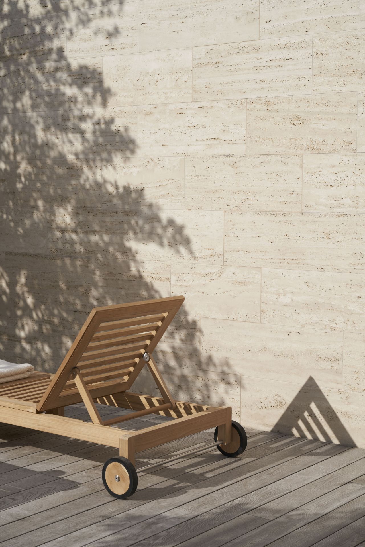 AH604 Teak Gartenliege von Carl Hansen & Søn auf Holzdeck mit Schatten.
