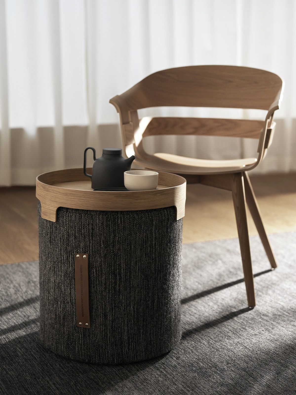 Björk Teppich von Design House Stockholm als Beistelltisch mit Teekanne und Stuhl.