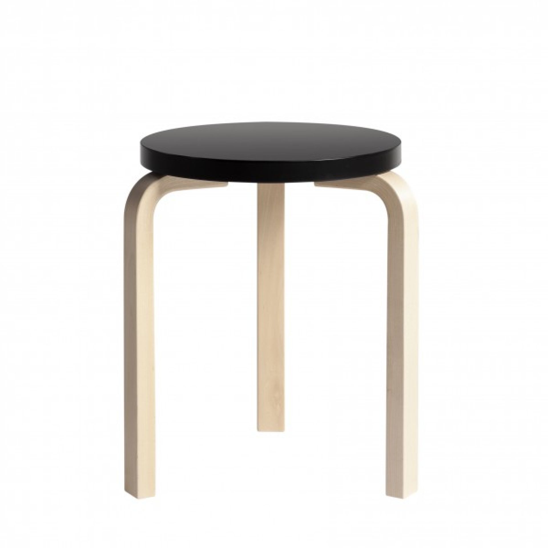 Artek Hocker 60 mit schwarzer Sitzfläche und drei hellen Holzbeinen, minimalistisches Design.