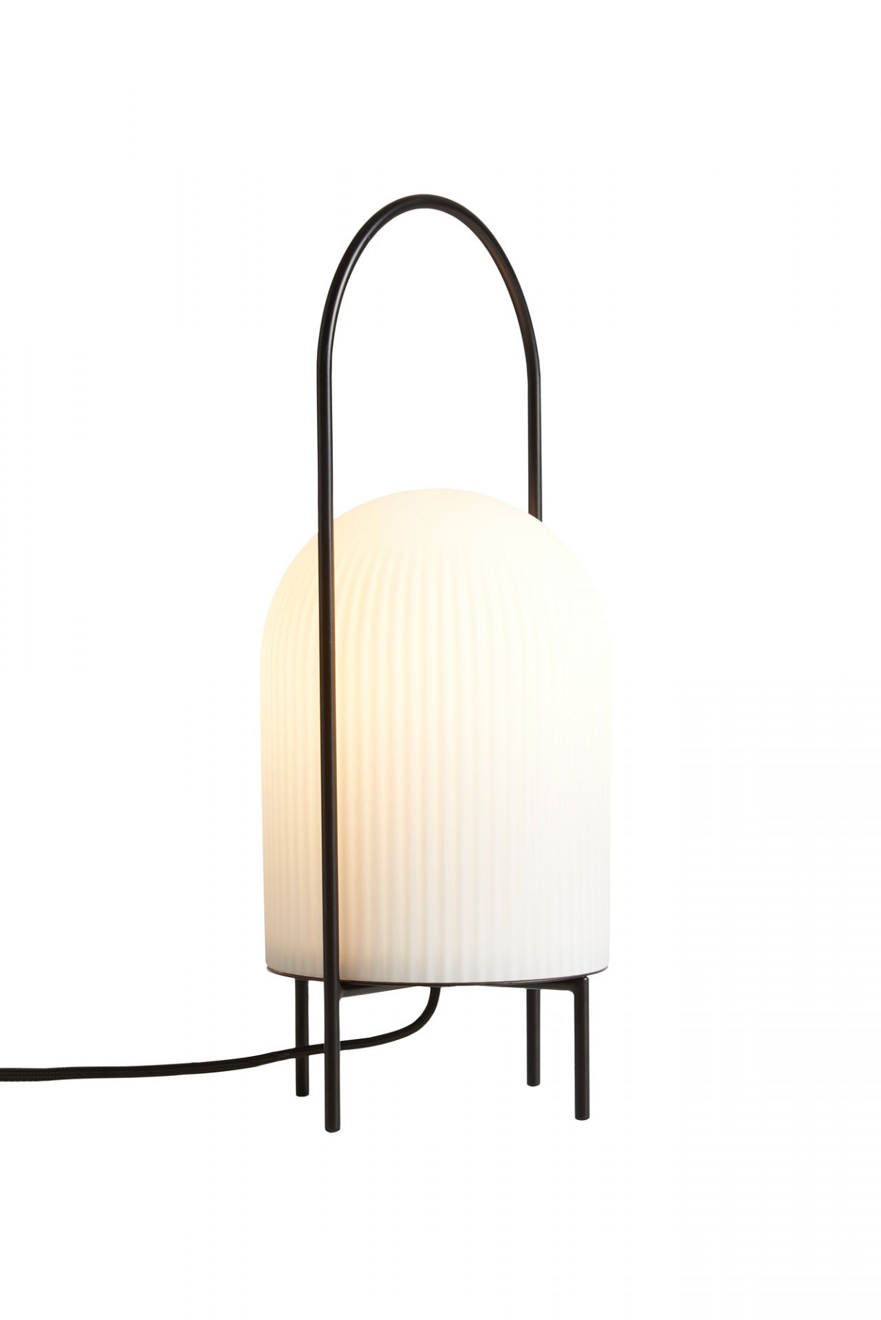 GHOST Tischleuchte von Woud: Moderne Nachttischlampe mit geripptem Lampenschirm und schwarzem Metallgestell.