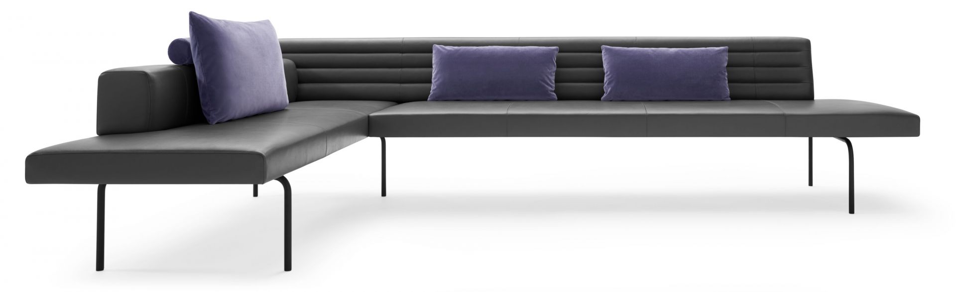 Ison Eckbank von Walter Knoll, freistehend, graues Leder, mit lila Kissen.
