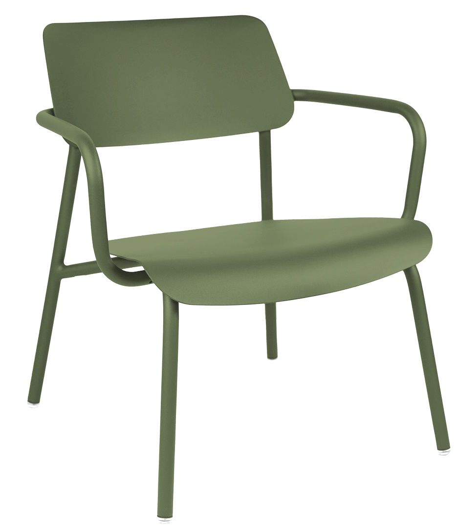 Grüner Fermob Studie Lounge Sessel für den Außenbereich, moderner Metallstuhl mit Armlehnen und minimalistischem Design.