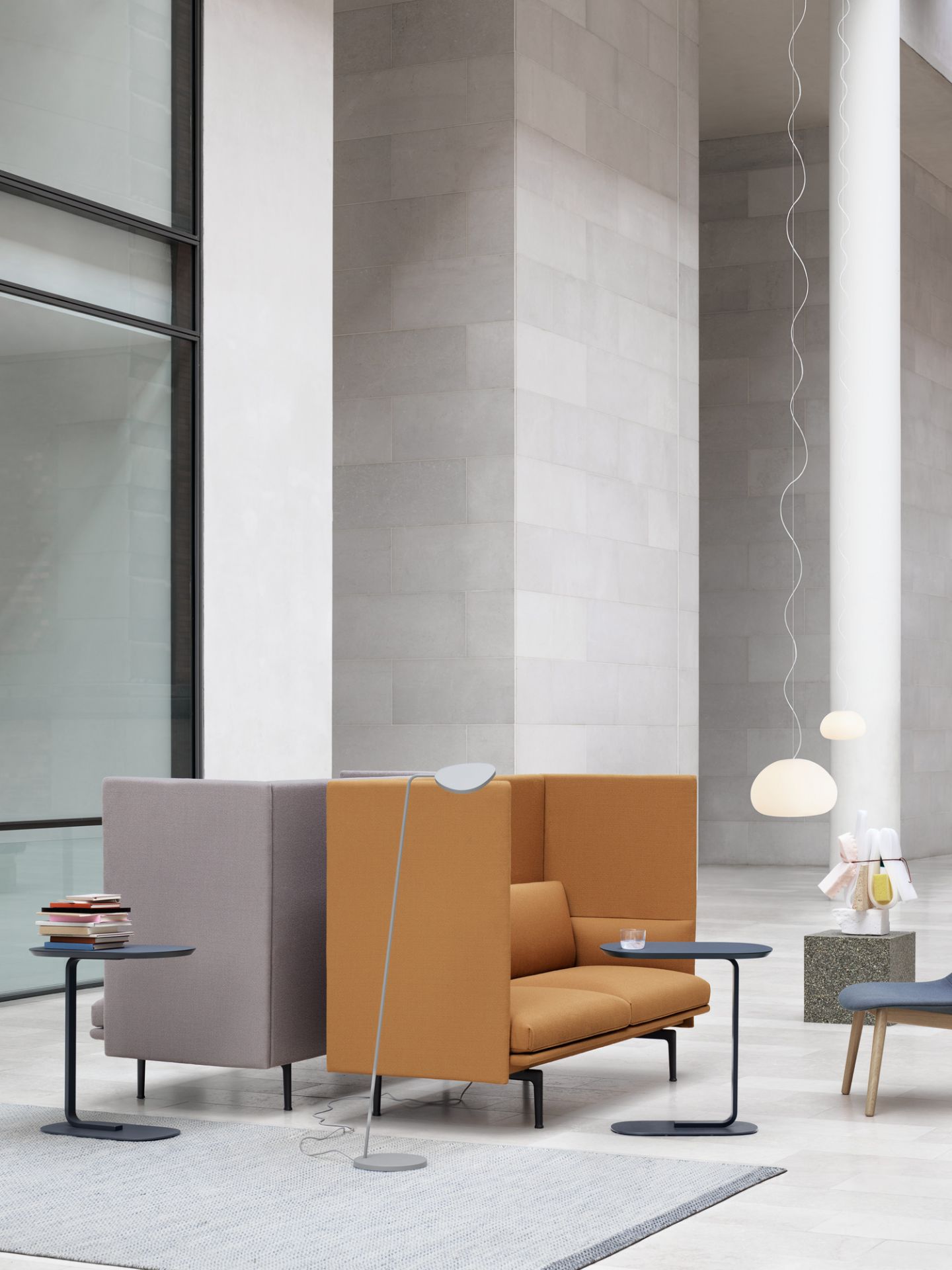 Nahaufnahme des Relate Side Table Beistelltisch Low Schwarz von Muuto neben einem Sessel in einem modernen Interieur.
