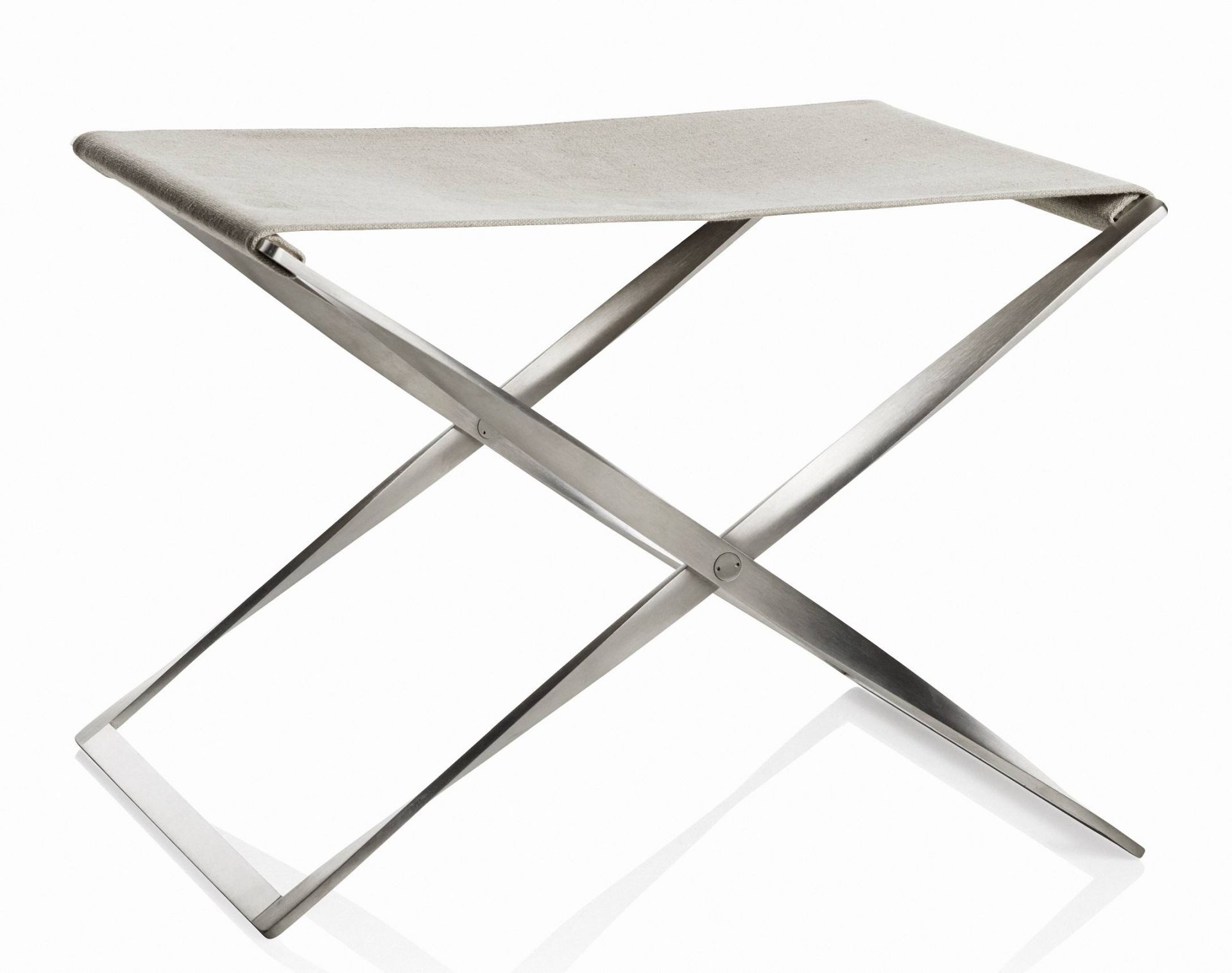 PK91 Falthocker von Fritz Hansen: Detailaufnahme des modernen Hockers mit Edelstahlgestell und Stoffbezug.