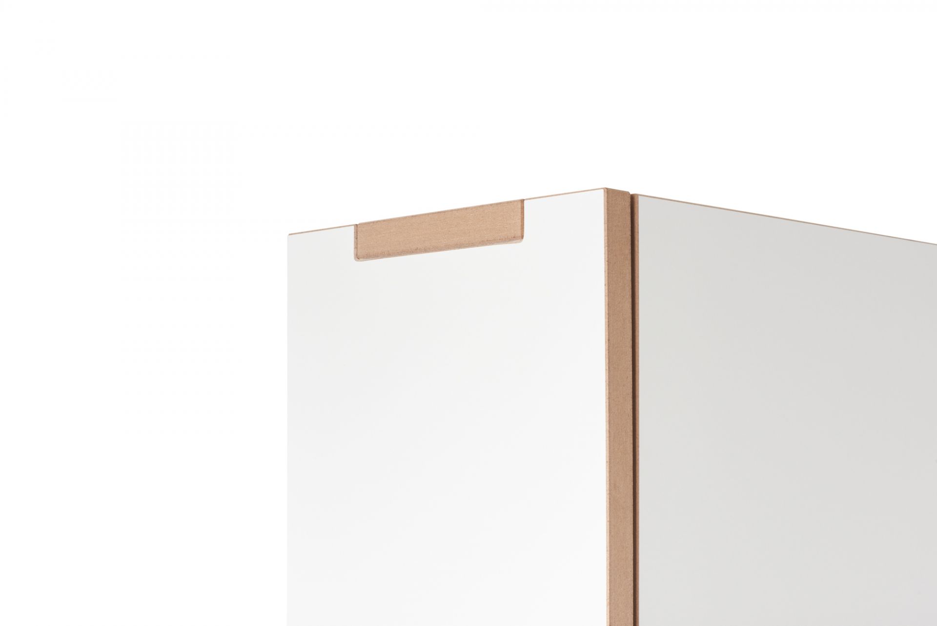 Detailaufnahme vom weißen Tojo Flachmann Schuhschrank mit Griffmulde und natürlicher Holzkante, minimalistisches Design.