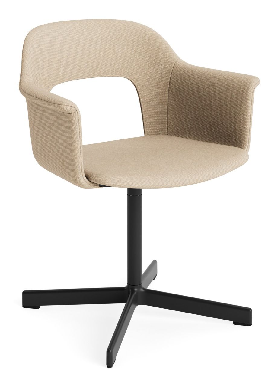 Layout Armchair 234 von Hay, ein moderner Armlehnstuhl in Beige mit schwarzem Drehfuß.