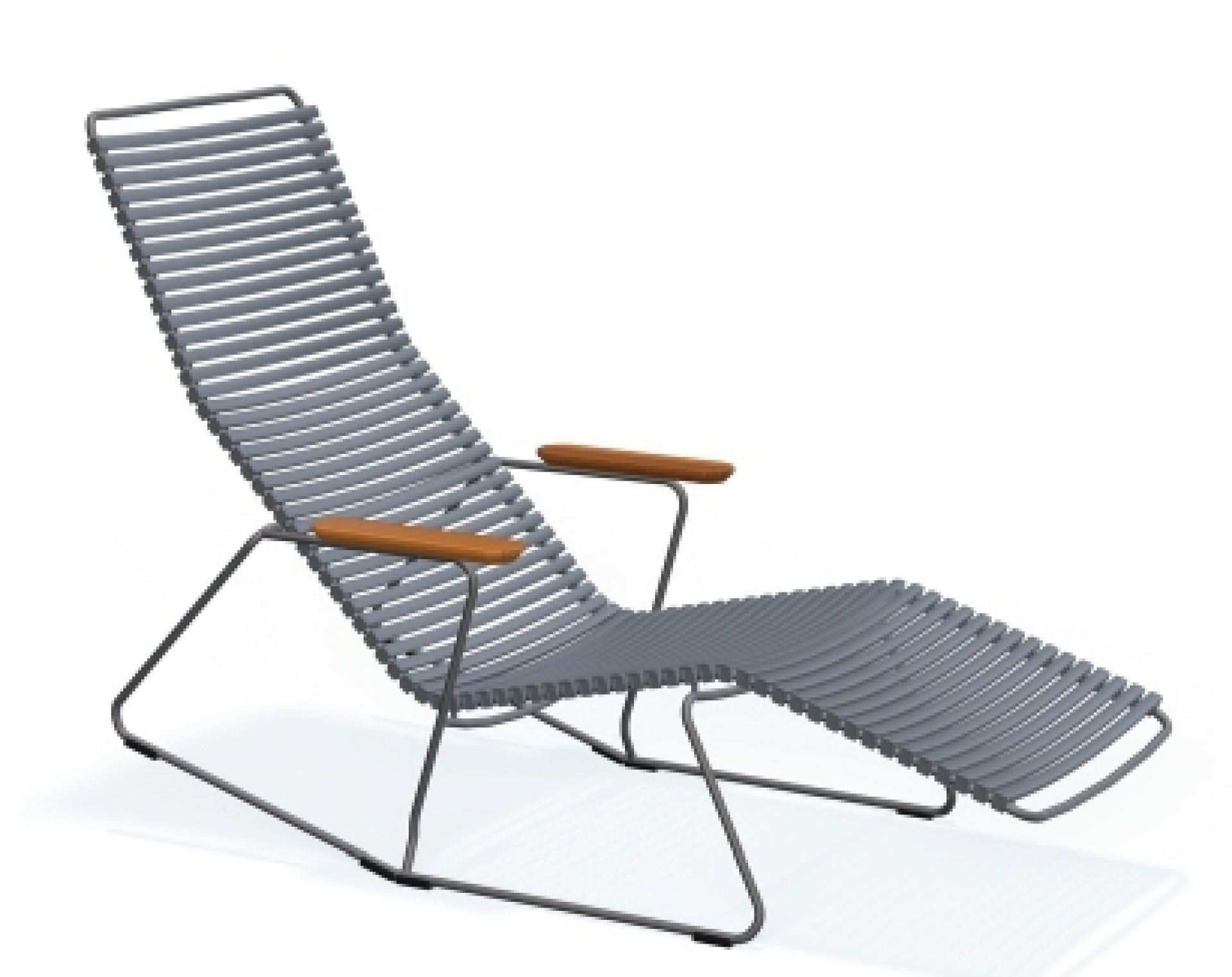 Click Sunrocker Sonnenliege von Houe, graue Outdoor Liege mit Armlehnen aus Holz für Garten und Terrasse.