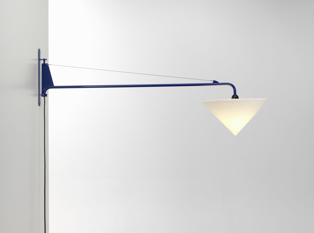 Blaue Vitra Potence Wandleuchte mit konischem Lampenschirm aus weißem Stoff, modernes Design.