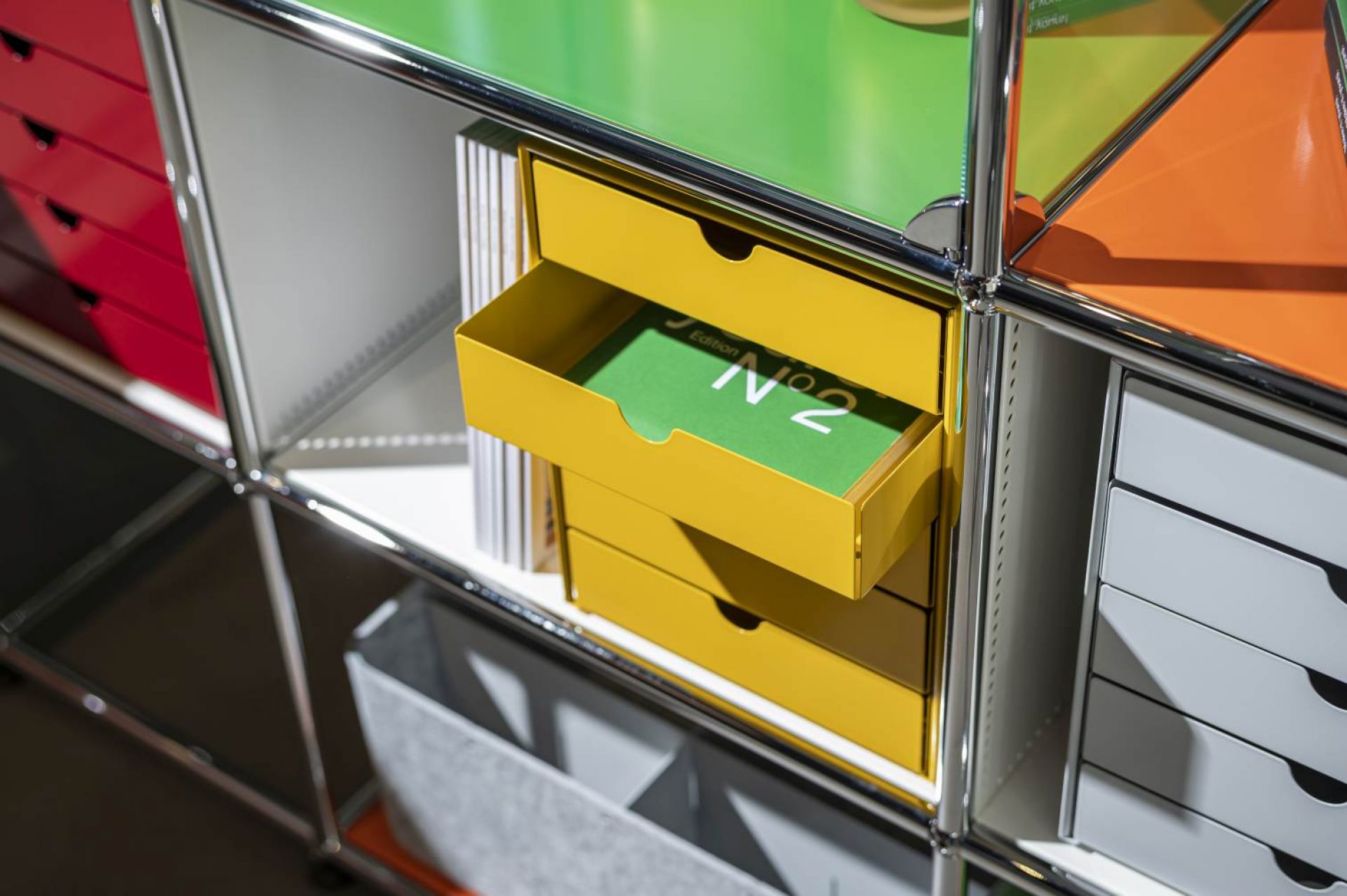 USM Haller Inos K1-kastenset C4 met 5 gesloten bakken Home Office Goudgeel