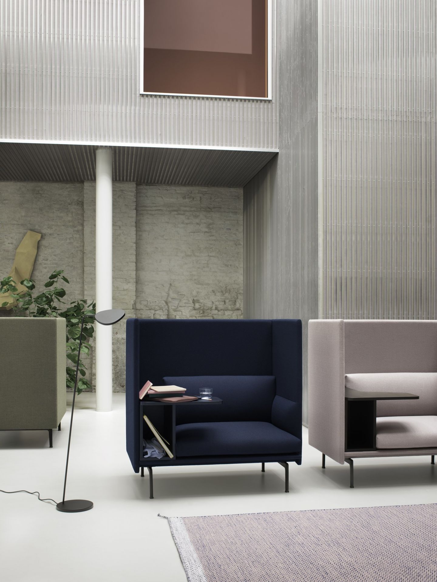 Moderne Leaf Stehleuchte von Muuto neben blauen und grauen Lounge Sesseln in minimalistischem Raum.