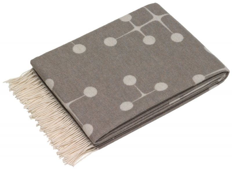 Gefaltete Eames Wolldecke mit Punktmuster von Vitra, grau mit Fransen.