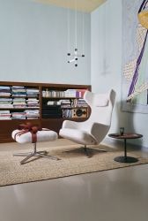 Weißer Grand Repos Sessel mit Ottoman von Vitra, Bezug Dumet Kiesel Melange, im Wohnzimmer.