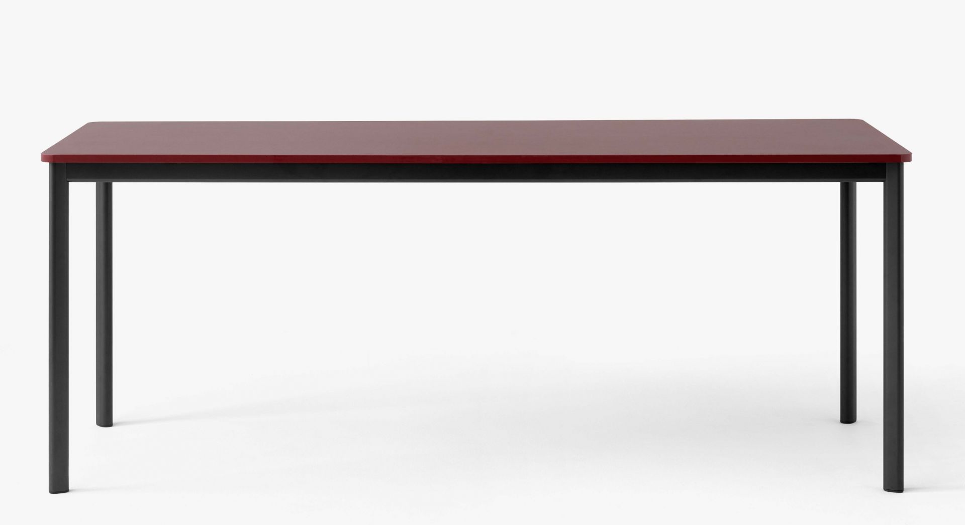 AndTradition Drip Table HW58 mit bordeauxroter Tischplatte und schwarzem Metallgestell vor weißem Hintergrund.