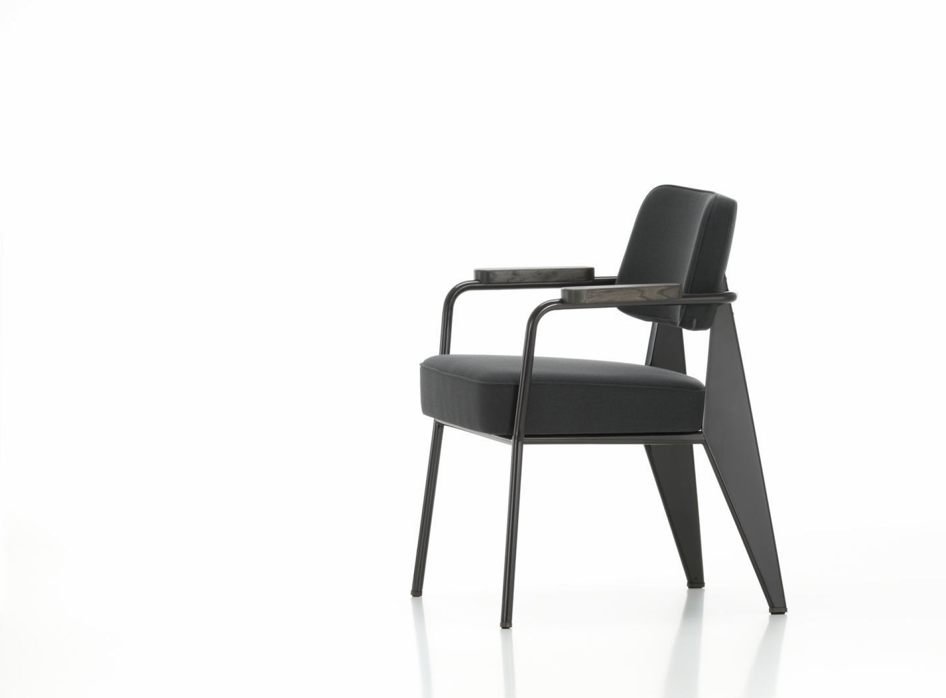 Schwarzer Fauteuil Direction Sessel von Vitra mit Armlehnen und Stoffbezug auf weißem Hintergrund.