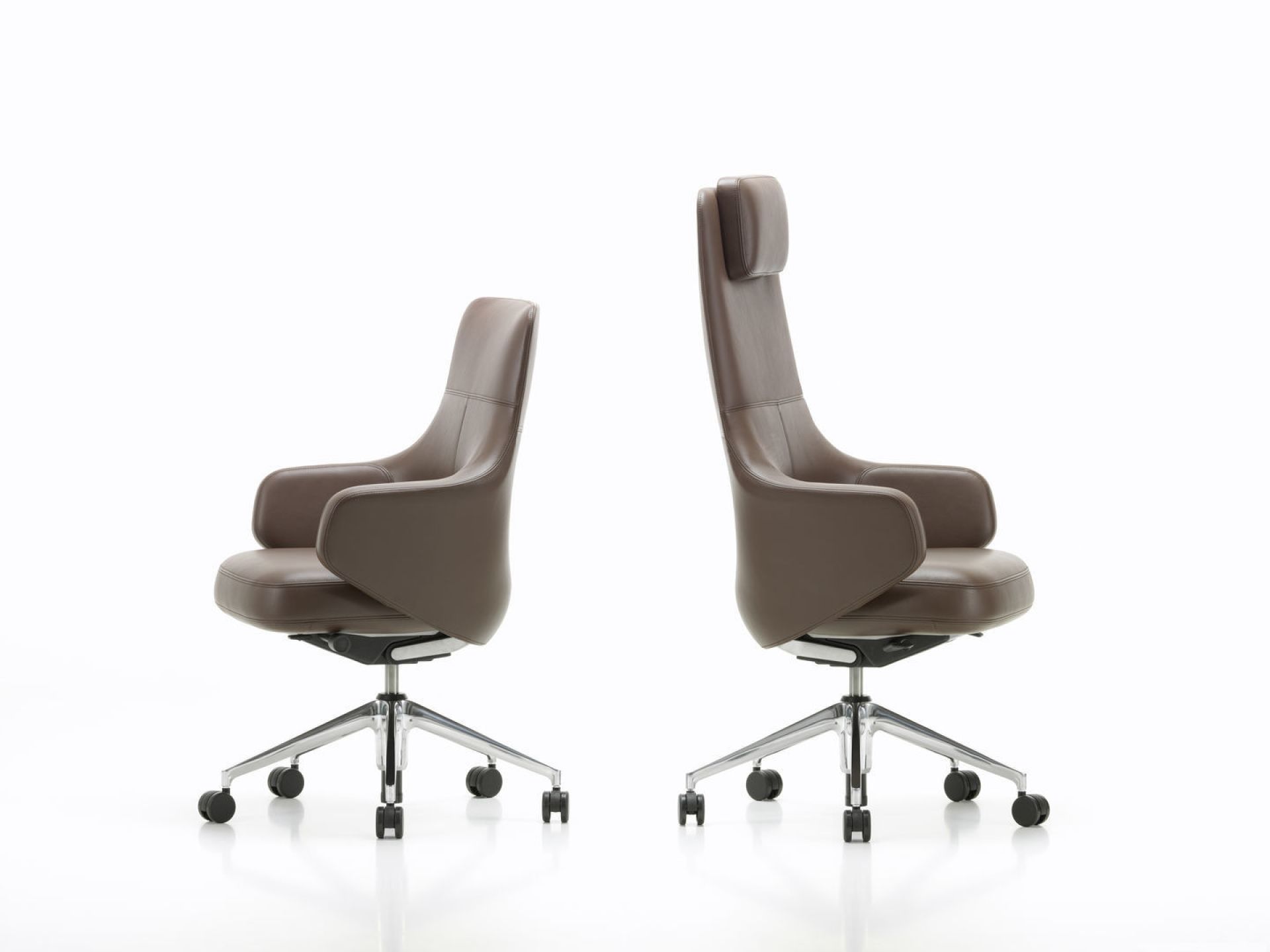 Zwei braune Vitra Konferenzstühle Lowback mit Armlehnen und Chromfußkreuz auf weißem Hintergrund.