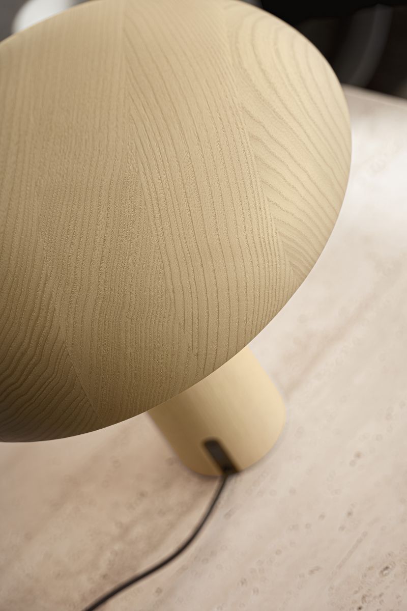 Detailaufnahme der ClassiCon Forma Tischleuchte aus hellem Holz, modernes Design für Wohnzimmer und Büro.