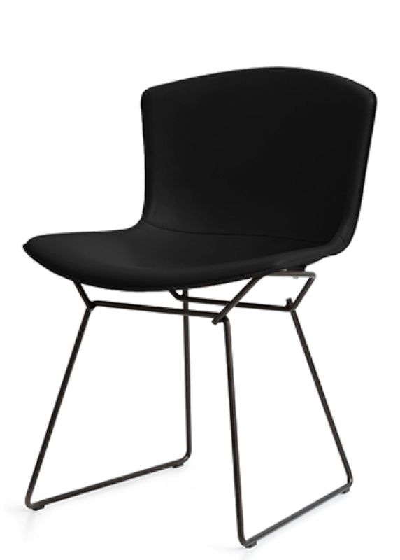 Schwarzer Bertoia Stuhl mit Kernlederbezug und filigranem Metallgestell von Knoll International. Designklassiker.