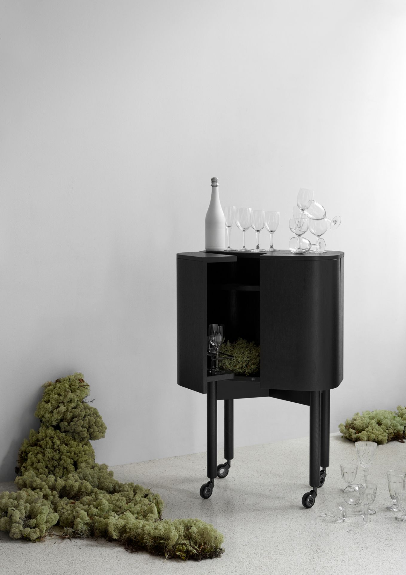 Schwarzer Loud Bar Barschrank von Northern mit Flaschen, Gläsern und Moos. Moderner, mobiler Barschrank.