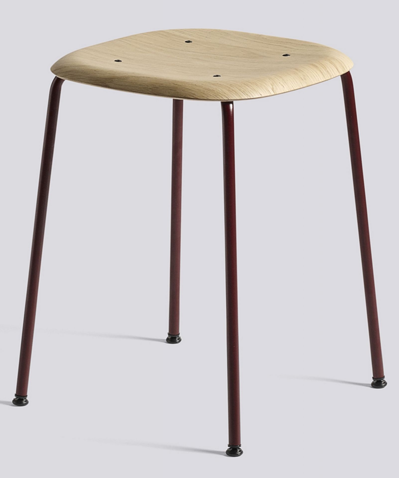 Hay Soft Edge 70 Hocker mit hellem Holz-Sitz und bordeauxroten Metallbeinen.