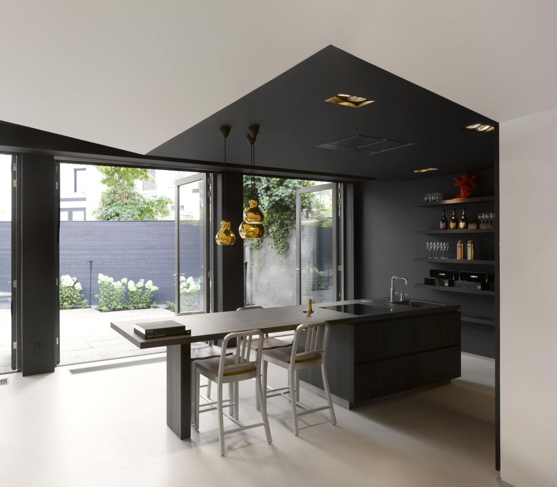 Moderner Küchenbereich mit Emeco Navy Counterstool Barhockern ohne Armlehne, poliertem Aluminium.