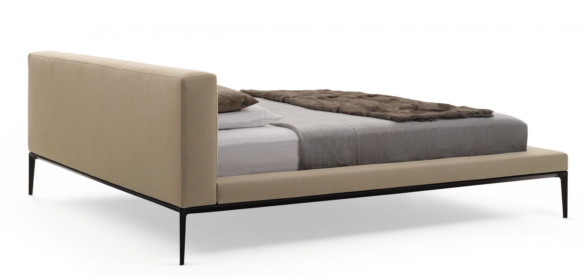Jaan Bett von Walter Knoll mit beigem Stoffbezug und schwarzen Füßen, Schlafzimmermöbel.