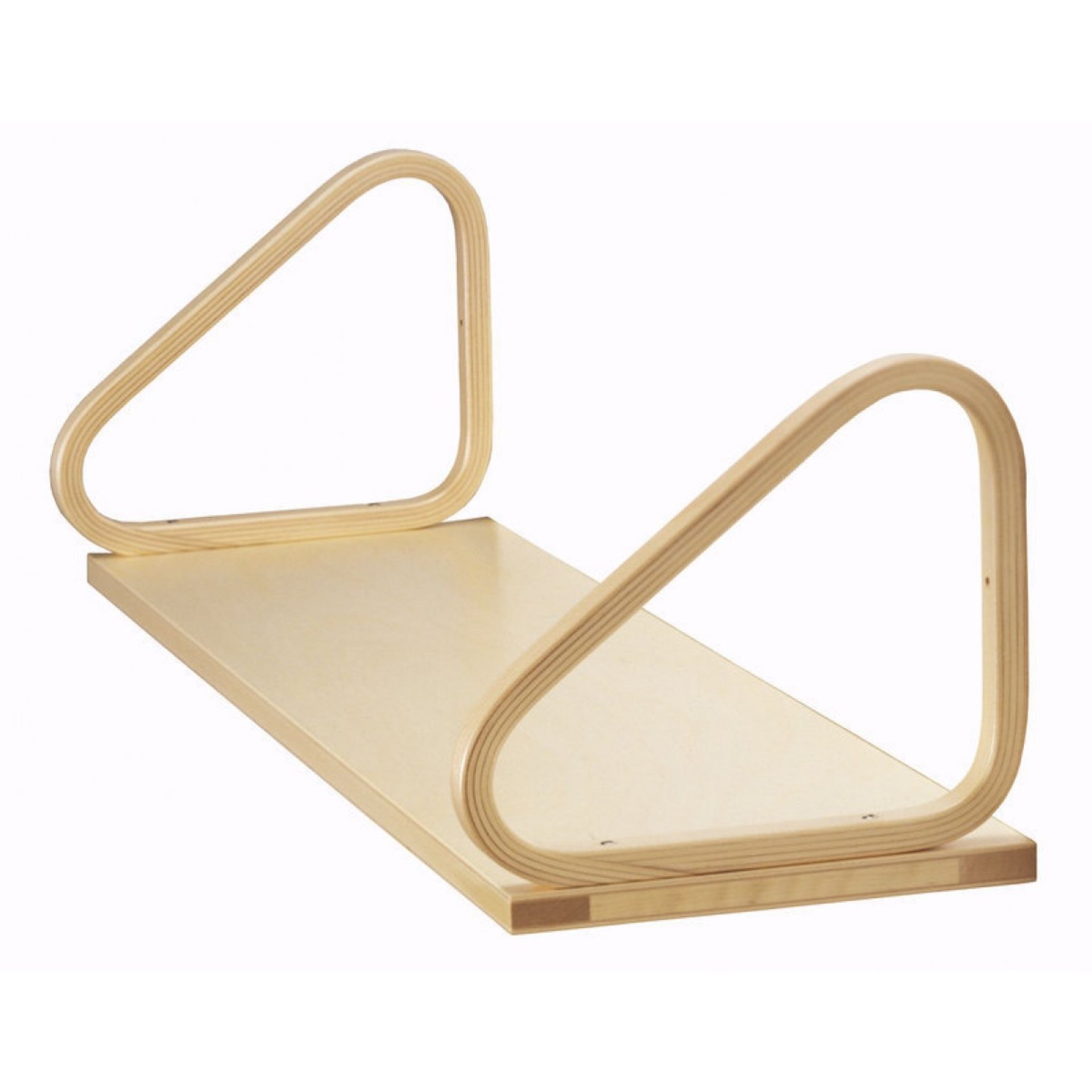 Artek Wandregal aus hellem Holz mit abgerundeten, dreieckigen Halterungen für stilvolle Wanddekoration.