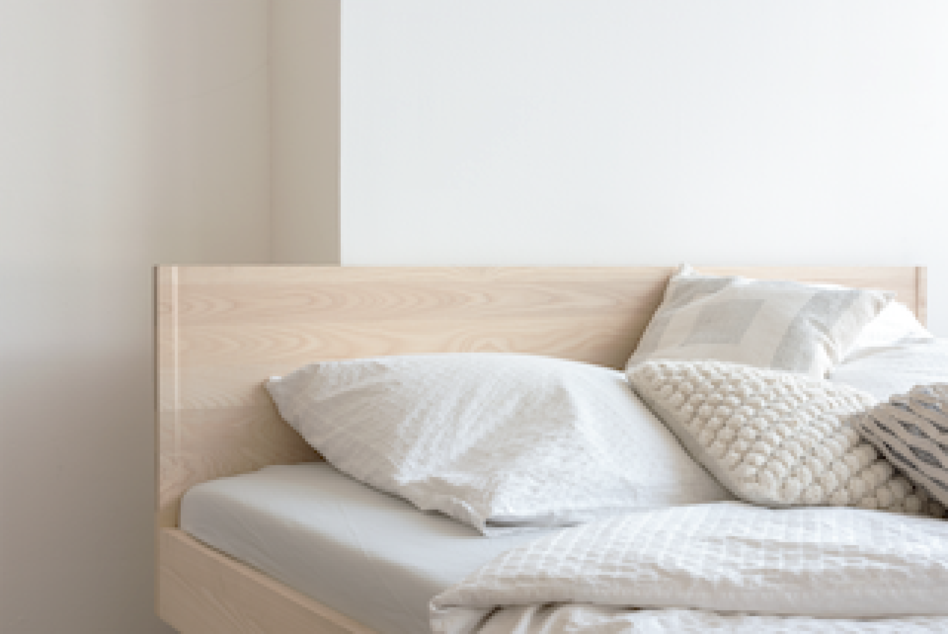 Helles Holzbett mit Kopfteil und weißen Kissen, modernes Design für Schlafzimmer, ZIANS Bett.