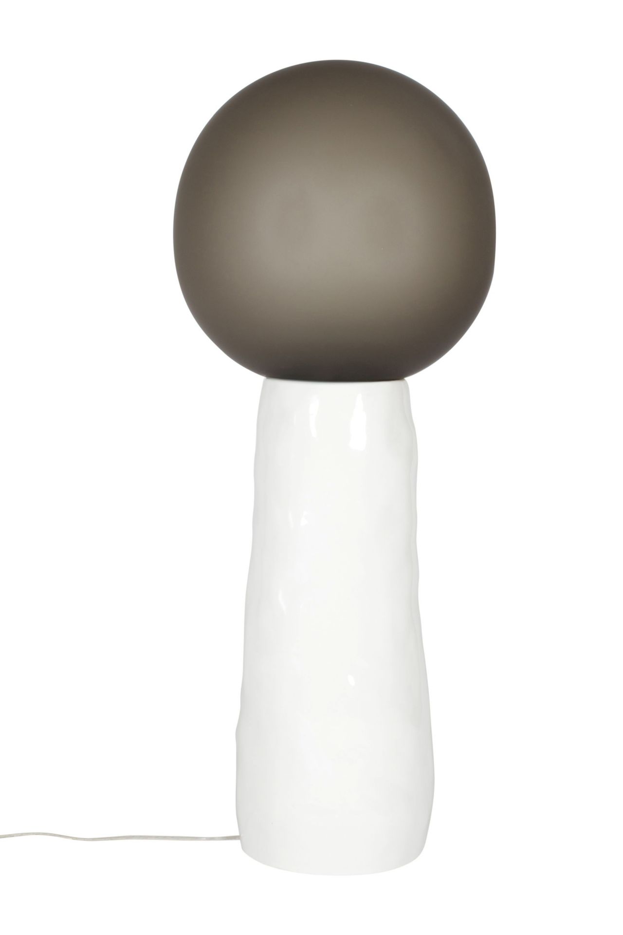 Kokeshi Stehleuchte: Grauer Schirm auf weißem Sockel. Moderne Lampe für Wohnzimmer und Schlafzimmer.