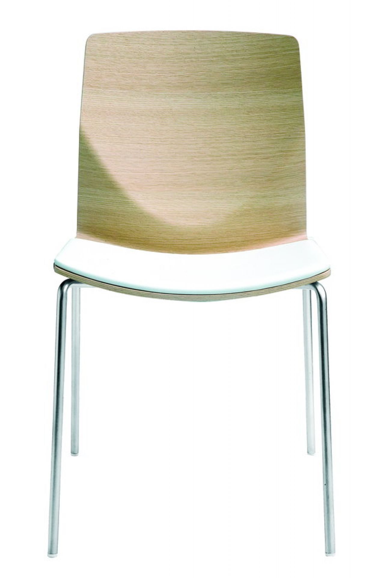 Kai Stuhl mit hellem Holzrückenlehne, weißer Sitzfläche und silbernen Metallbeinen. Moderner Stuhl für Esszimmer.