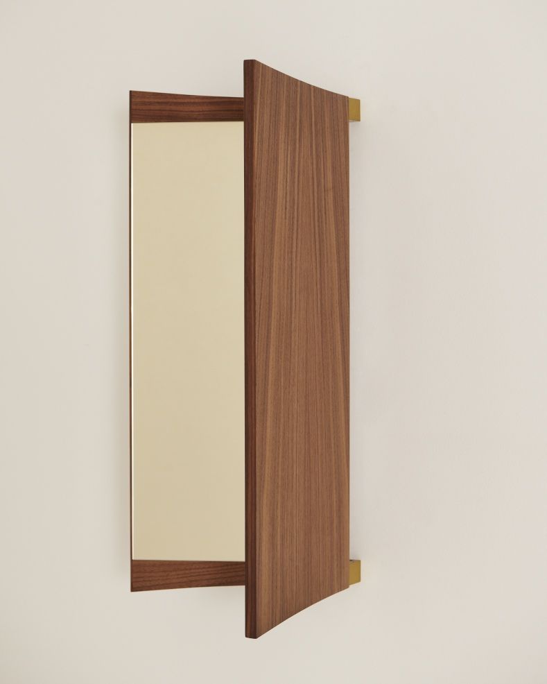 Vanity Wall Mirror 2 von Gubi: Rechteckiger Wandspiegel mit Holzrahmen und Messingdetails für Badezimmer und Flur.