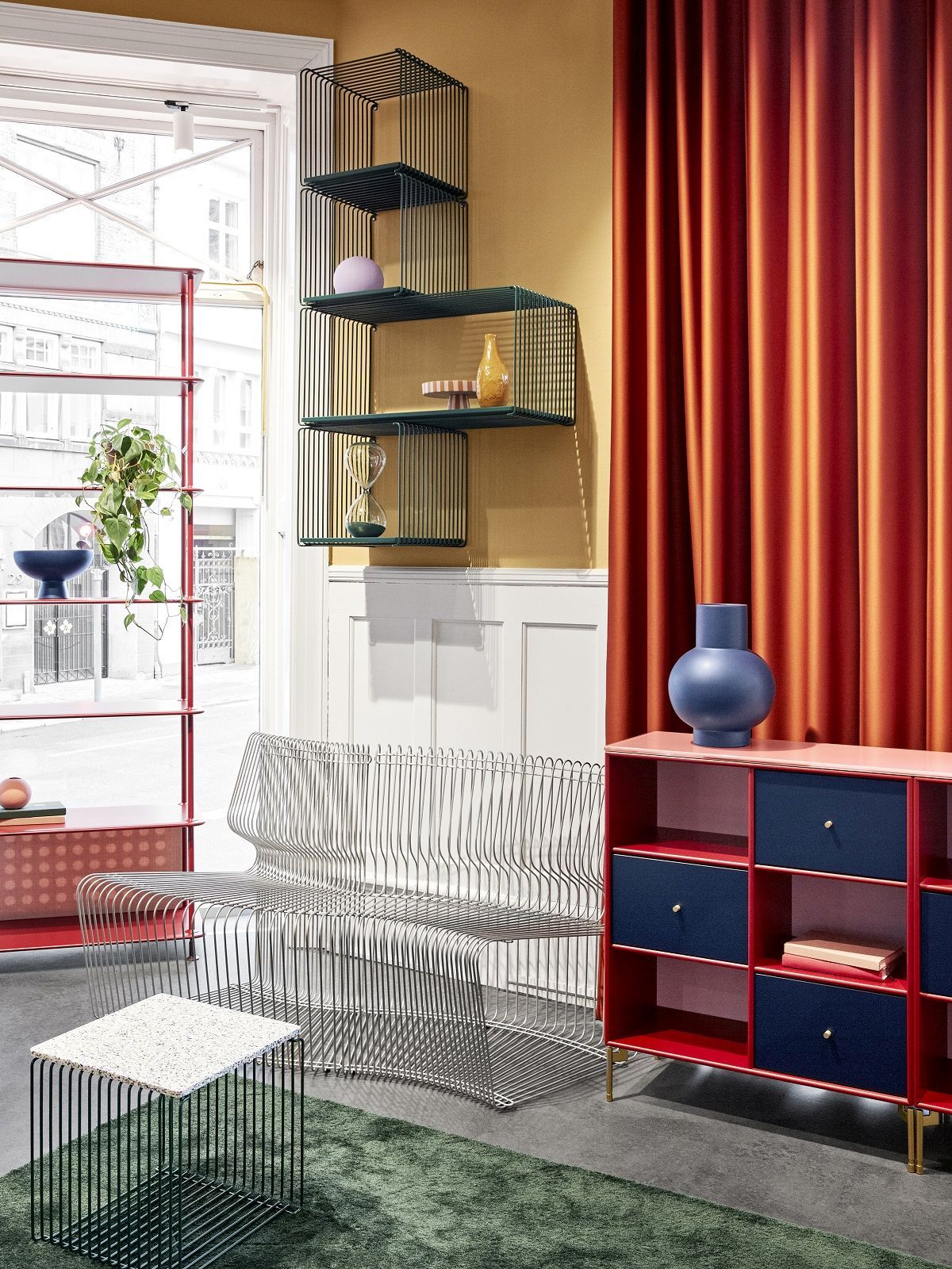 Raumansicht mit modularem Panton Wire Cube Drahtregal von Montana, kombiniert mit passenden Designermöbeln und Dekoration.