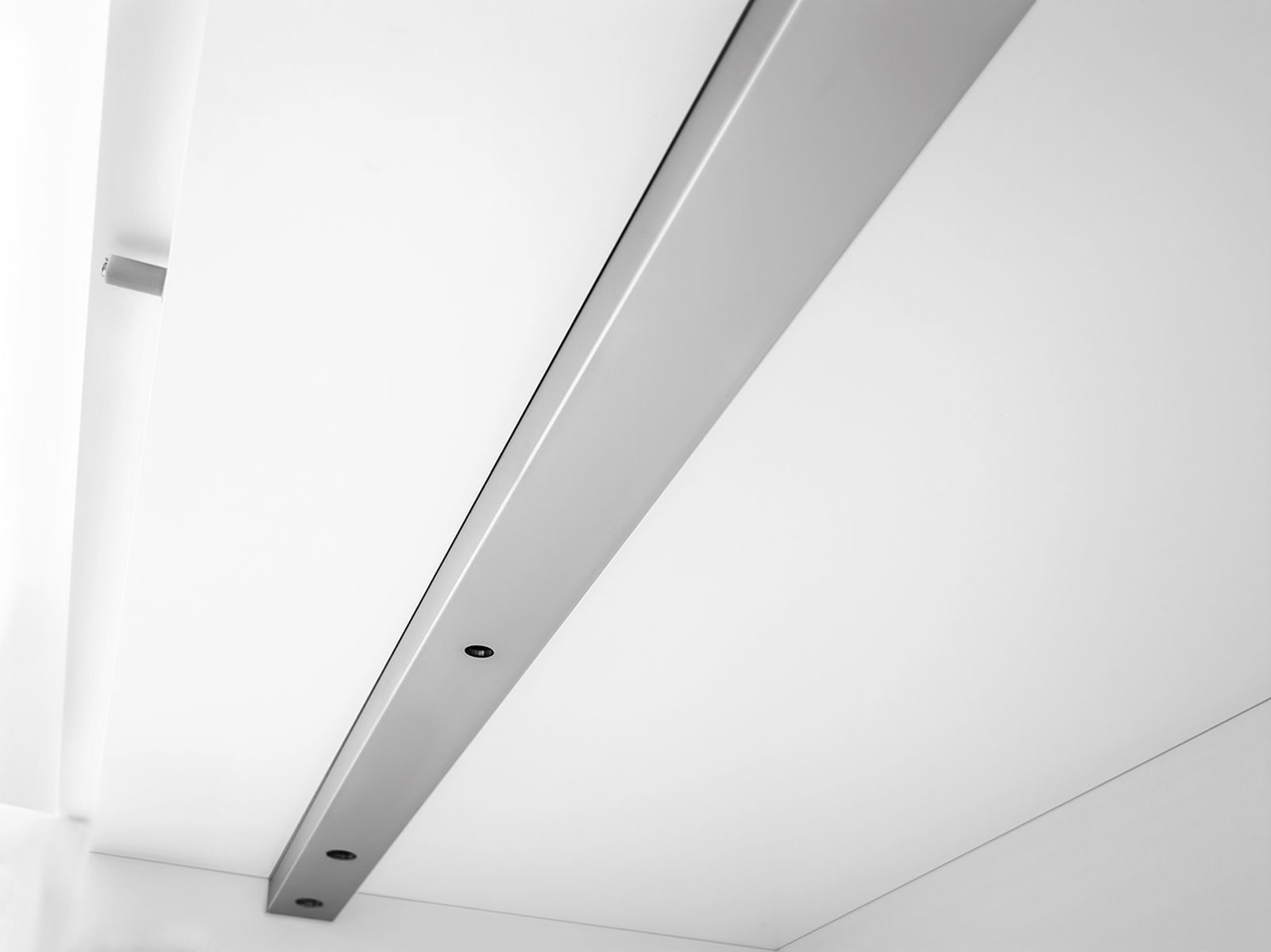 Detailaufnahme eines weißen Nex Pur Box Board von Piure mit Schubkasten und minimalistischem Design.
