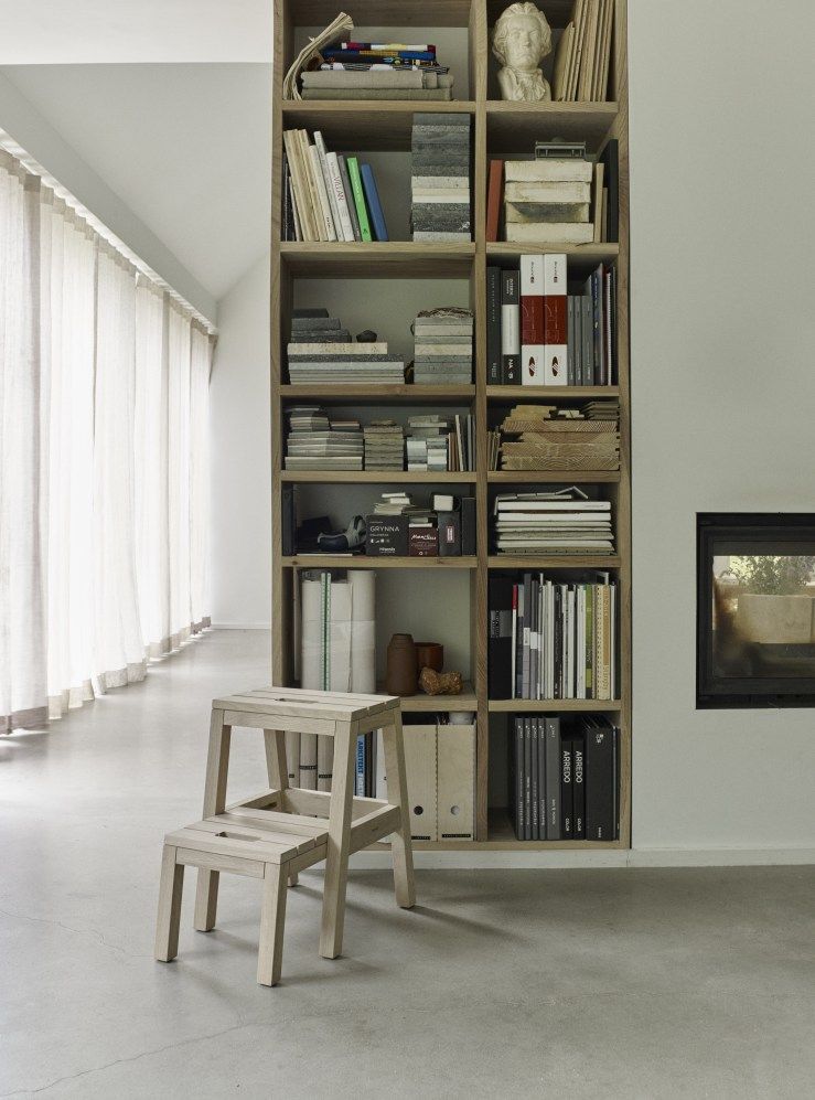 Helle Dania Step Ladder Trittleiter von Skagerak im Wohnzimmer vor einem Bücherregal.